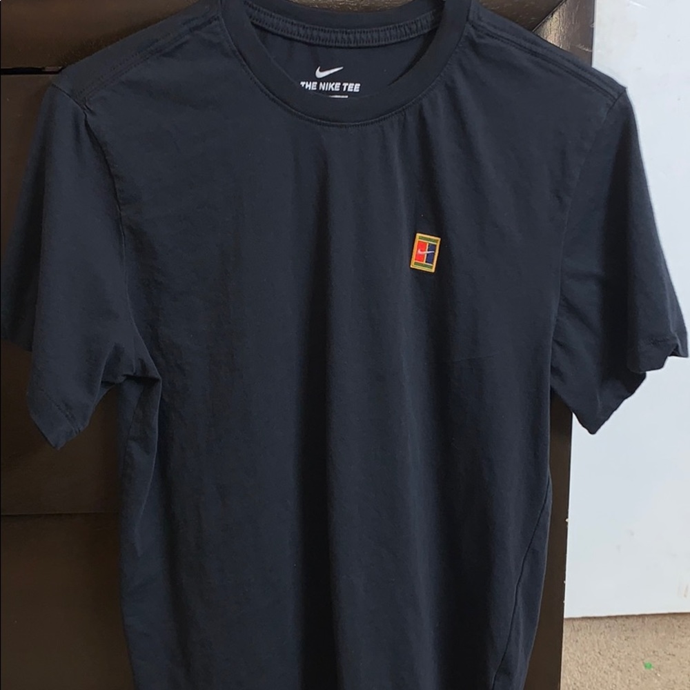 black nike shirt w logo